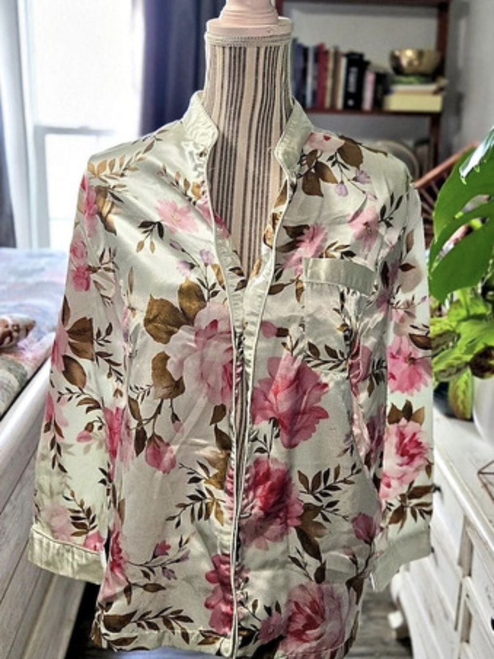 Robert Louis Floral Pajamas Size Small Like New